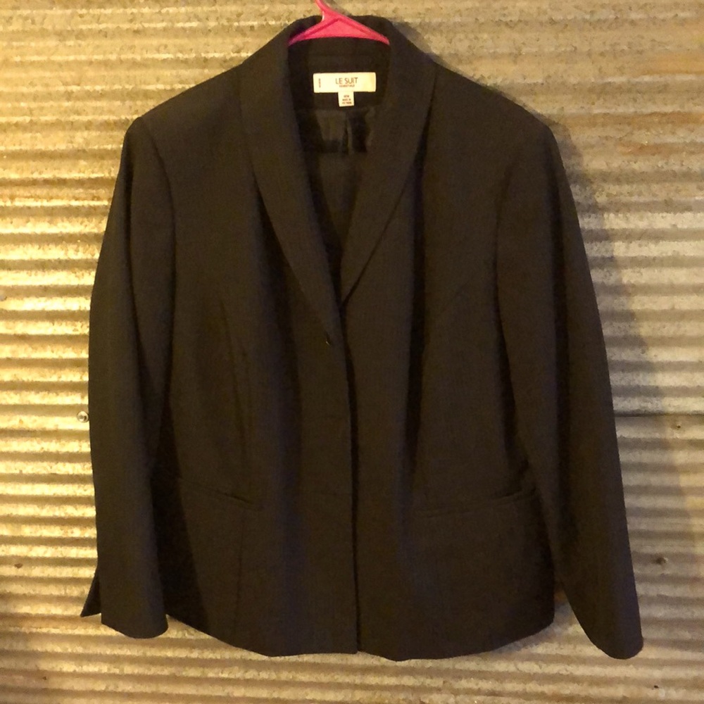 Le Suit